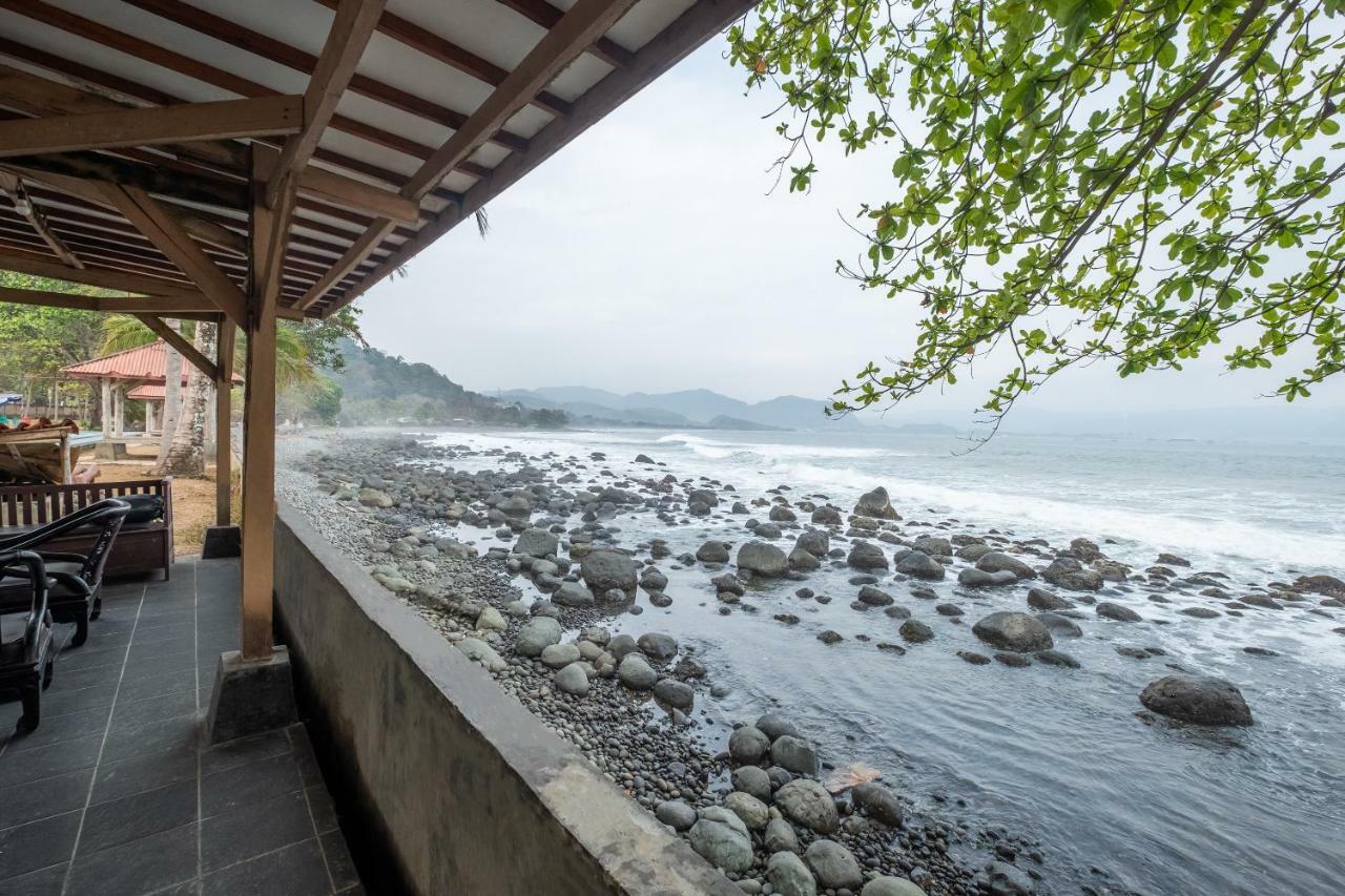 Oyo 951 Cempaka Ratu Beach Resort Sukabumi Esterno foto