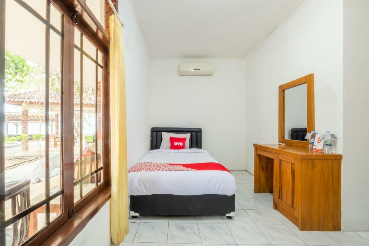 Oyo 951 Cempaka Ratu Beach Resort Sukabumi Esterno foto